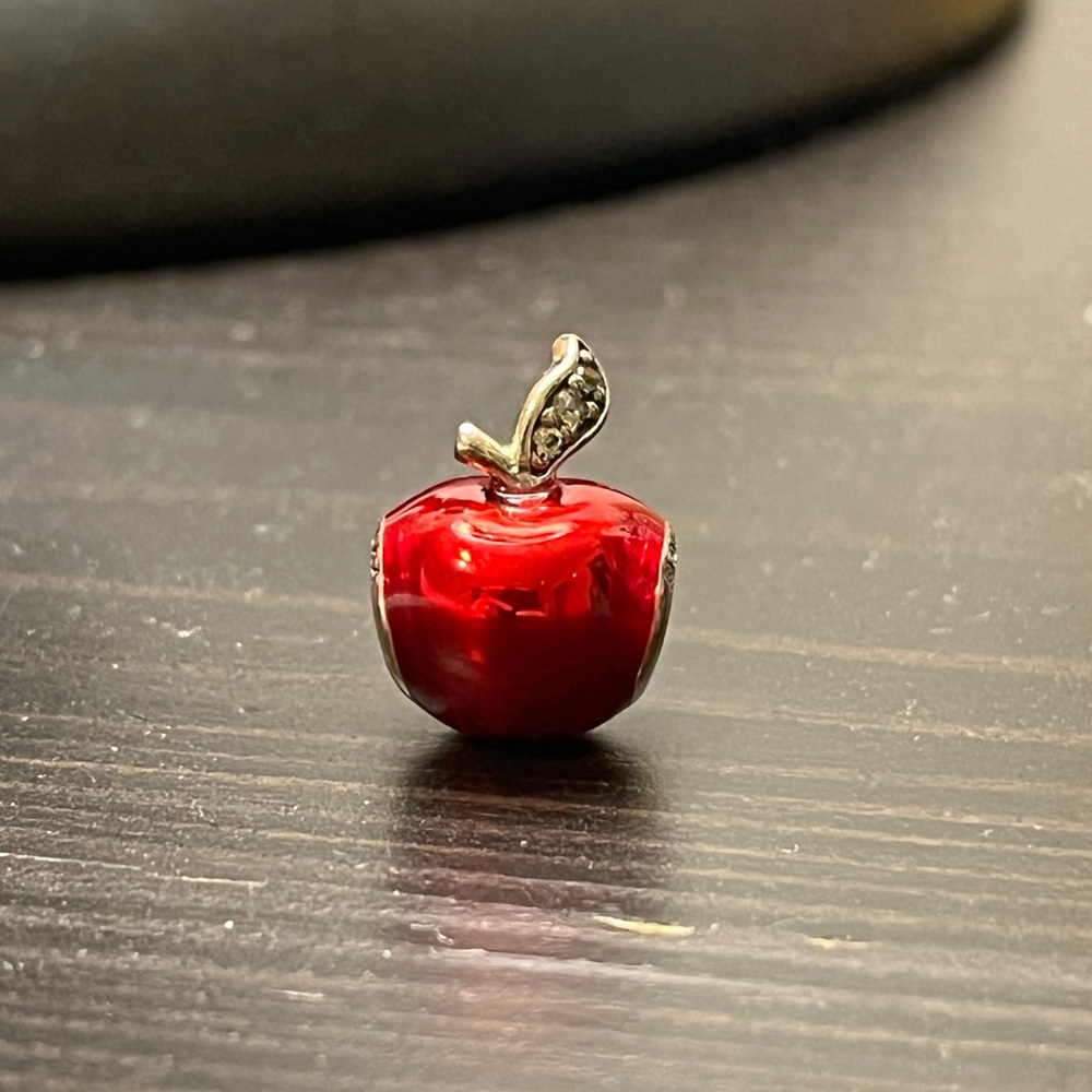 Pandora Disney Snow White apple